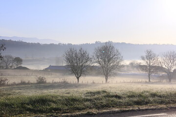 Obraz premium brume dans la vallée