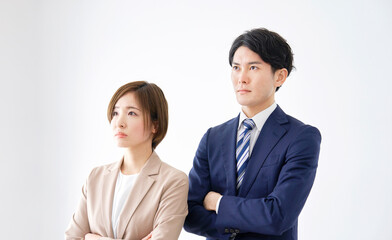ビジネスウーマンとビジネスマン　腕組み