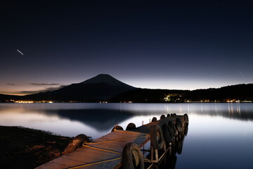 山中湖の富士山と夕暮れ 逆さ富士