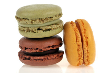 Macarons de différentes saveurs en gros plan sur fond blanc