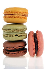 Macarons de différentes saveurs en gros plan sur fond blanc