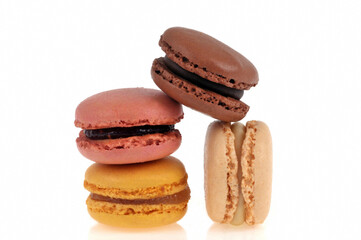 Macarons de différentes saveurs en gros plan sur fond blanc