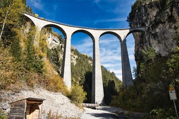 Trein kruising Landwasser Viaduct (Landwasserviadukt), Graubünden, Zwitserland, uitzicht vanaf de vallei tot aan de brug