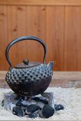 囲炉裏に置かれている鉄瓶
