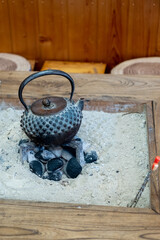 囲炉裏に置かれている鉄瓶