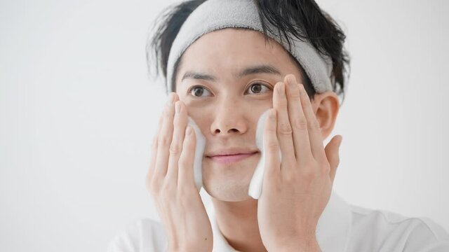 洗顔をする若い男性　ビューティーイメージ