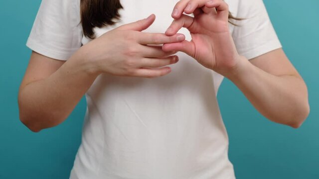 Close up ill woman​ suffering from hand and finger joint pain​ with​ redness.​ Causes of pain include rheumatoid arthritis, carpal tunnel syndrome, trigger finger or gout. Health care, medical concept