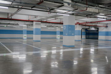 Obraz premium parking lot in shopping mall