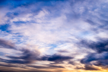 abstrakte bunte Wolken Wolkenformation am Himmel mit Wind verwischt