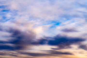 abstrakte bunte Wolken Wolkenformation am Himmel mit Wind verwischt