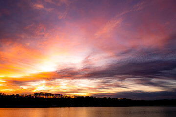 Wolkenformation am Ufer Baldeneysee Silhouette bei Sonnenuntergang