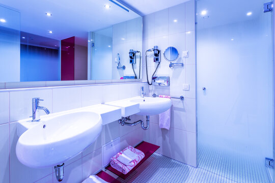 Modernes Badezimmer mit Doppelwaschtisch