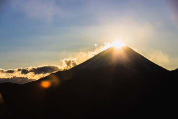 山梨県高下からの朝日の富士山（ダイヤモンド富士）