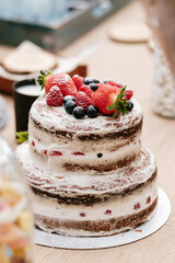 Gâteau de Mariage aux fruits sur table avec décorations