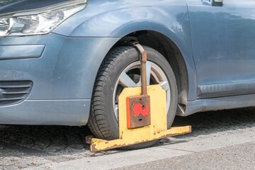 Wheel clamp. Penalty for parking car on restricted place.