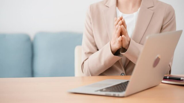 保険の営業をするビジネスウーマン