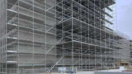 A large scaffold at a construction site - obrazy, fototapety, plakaty