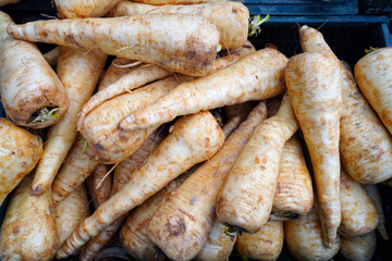 Fresh parsnips at a farmers market - obrazy, fototapety, plakaty