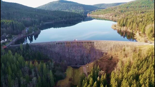 Die Talsperre Schwarzenbach ist der gr&ouml;&szlig;te Stausee im Nordschwarzwald.
Drohnenvideo des Pumpspeicherkraftwerks. In der N&auml;he von Forbach, Schwarzwald, Baden-W&uuml;rttemberg, Deutschland.