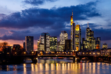 Fototapeta na wymiar The Frankfurt Skyline at sunset 