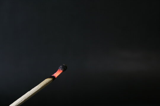 Fòsforo o cerillo de antimonio y clorato de potasio, de madera de Bambù apagàndose con brasa encendida color rojo, forma un bello diseño grafico con fondo negro
