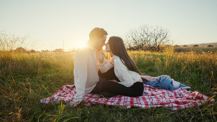 Coppia fa picnic in campagna nella natura al tramonto per san Valentino