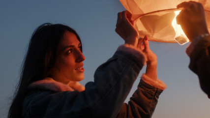 Coppia fa volare una lanterna cinese per il nuovo anno