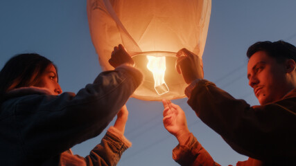 Coppia fa volare una lanterna cinese per il nuovo anno