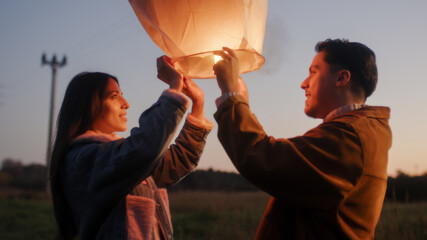 Coppia fa volare una lanterna cinese per il nuovo anno