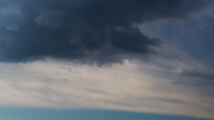 Vue rapprochée de Cumulonimbus lointains, au développement prononcé.  Le temps est instable et orageux