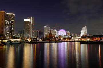 Fototapeta na wymiar 横浜みなとみらい、像の鼻パークから見たビル群と夜景