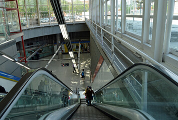 Escalera mecánica en el interior de la Estación de Leganés, provincia de Madrid, España. Tren de cercanías.