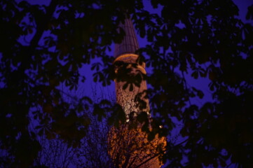 Fototapeta premium The minaret of a mosque at night in Istanbul is suitable for Ramadan