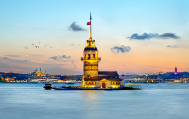 Obraz premium Maiden's Tower in istanbul, Turkey (KIZ KULESI - USKUDAR)