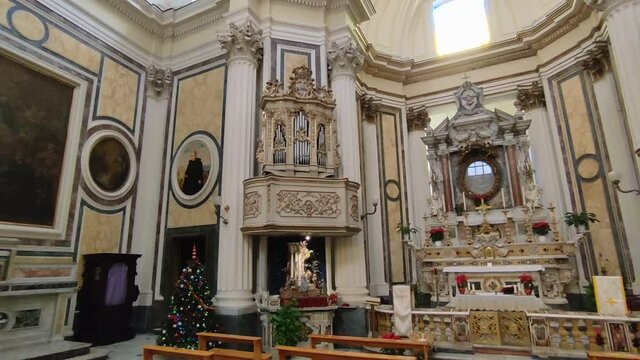 Napoli – Panoramica interna della Chiesa di Santa Maria dell'Aiuto