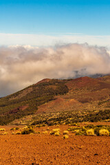 Paisaje con vegetación y nubes en el Parque Nacional del Teide