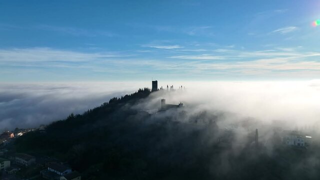 Solferino, mantova, la nebbia sale sino alla rocca