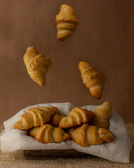 croissant cayendo a cesta de pan 