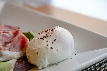 ポーチドエッグと生ハムサラダ