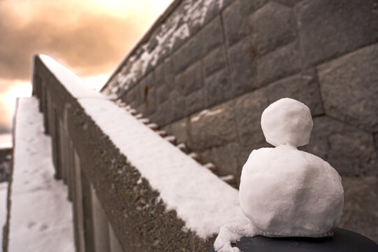 稚内港北防波堤ドーム横の階段と雪だるま