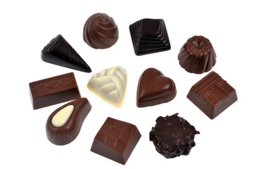 Assortiment de chocolats en gros plan sur fond blanc