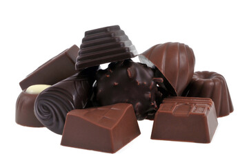 Assortiment de chocolats entassés en gros plan sur fond blanc