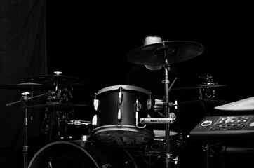 Fototapeta na wymiar Man playing drums 