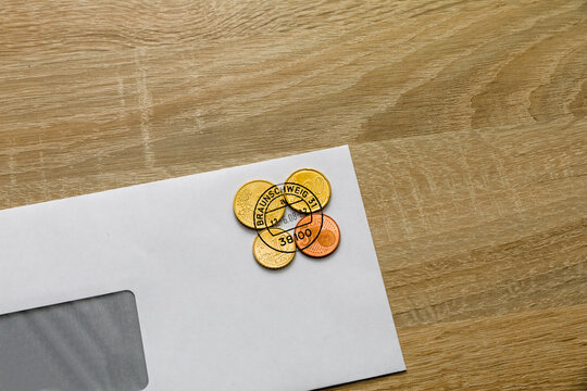 Portokosten in Centmünzen auf einen Briefumschlag