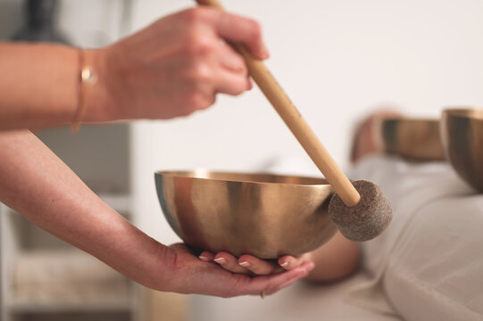 Singing bowls in sound healing therapy with two women
