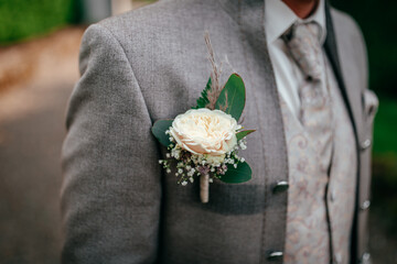 Ein Blumenanstecker für den Bräutigam