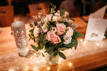 Blumendekoration bei einer rustikalen Hochzeit