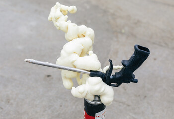 A gun for applying glue to foaming foam. Balloon foam.