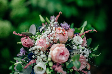 Zwei Ringe auf einem Blumenstrauss