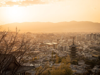 Fototapeta na wymiar 夕日に染まる八坂の塔と京都市街地
